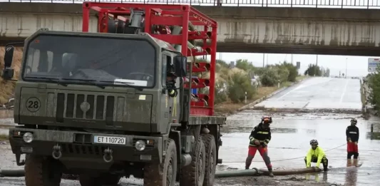 FOTOGRAFÍA. GRISÉN (COMARCA DE RIBERA ALTA) ZARAGOZA (ARAGÓN) REINO DE ESPAÑA, 12 DE JULIO DE 2025. Efectivos de la Unidad Militar de Emergencias trabajan en una carretera inundada próxima a la localidad zaragozana de Grisén este sábado. Efe
