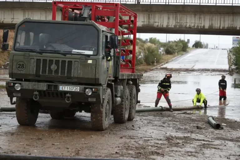 FOTOGRAFÍA. GRISÉN (COMARCA DE RIBERA ALTA) ZARAGOZA (ARAGÓN) REINO DE ESPAÑA, 12 DE JULIO DE 2025. Efectivos de la Unidad Militar de Emergencias trabajan en una carretera inundada próxima a la localidad zaragozana de Grisén este sábado. Efe