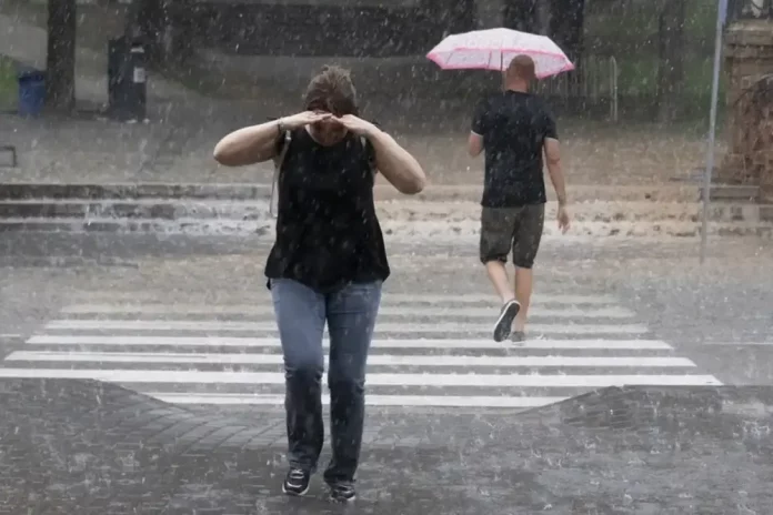Grisen, Intensas lluvias en Ribera Alta (Zaragoza) (3) FOTOGRAFÍA. TERUEL (ARAGÓN) REINO DE ESPAÑA, 12 DE JULIO DE 2025. Tormenta en Teruel en una imagen reciente. Efe