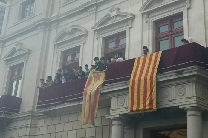 Reus, VOX, símbolo de violencia y separación, Estelada FOTOGRAFÍA. REUS (TARRAGONA) REINO DE ESPAÑA, 01 DE JULIO DE 2025. Un grupo de profesionales en Seguridad limpió este martes de Reus (Tarragona) un símbolo de violencia y separación, conocido como "Estelada"; banderola con la que los grupos "separa ratas" atacaron con extrema violencia la convivencia pacífica entre los compatriotas catalanes en 2017. Lasvocesdelpueblo (Ñ Pueblo)