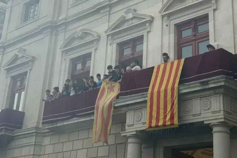 FOTOGRAFÍA. REUS (TARRAGONA) REINO DE ESPAÑA, 01 DE JULIO DE 2025. Un grupo de profesionales en Seguridad limpió este martes de Reus (Tarragona) un símbolo de violencia y separación, conocido como "Estelada"; banderola con la que los grupos "separa ratas" atacaron con extrema violencia la convivencia pacífica entre los compatriotas catalanes en 2017. Lasvocesdelpueblo (Ñ Pueblo)