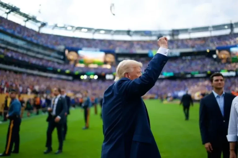 FOTOGRAFÍA. NUEVA JERSEY (ESTADOS UNIDOS DE AMÉRICA, EEUU), 13 DE JULIO DE 2025. El presidente de Estados Unidos de América (EEUU), Donald  John Trump, ha sido el testigo excepcional este domingo de como los jugadores del Chelsea conquistan del Mundial de Clubes tras golear por 3-0 al París Saint-Germain (PSG) en el estadio MetLife en Nueva Jersey, United States of America (USA). Lasvocesdelpueblo (Ñ Pueblo)