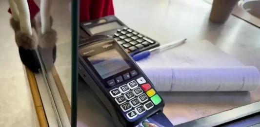 FOTOGRAFÍA. REINO DE ESPAÑA, 26 DE JULIO DE 2025. Detalle de un pago con tarjeta bancaria. Efe