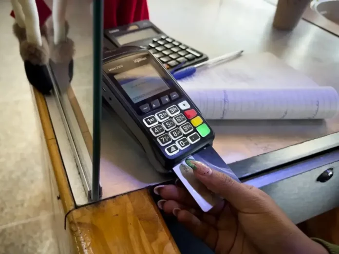 FOTOGRAFÍA. REINO DE ESPAÑA, 26 DE JULIO DE 2025. Detalle de un pago con tarjeta bancaria. Efe