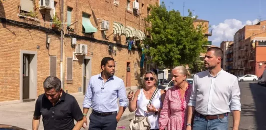 FOTOGRAFÍA. LÉRIDA (CATALUÑA) REINO DE ESPAÑA, 02 DE JULIO DE 2025. El secretario general de la Resistencia (VOX), Ignacio Garriga Vaz de Conceçao (2 i), recorre Seròs, atacado por la islamización (primer minarete islámico desde la Eda Media); la barriada de la Mariola (degradación y ya mismo una zona no-go), y Secà de Sant Pere (caos provocado por okupas magrebíes); y denuncia de una agresión sexual perpetrado por un inmigrante marroquí a una joven en las piscinas de Balàfia. Lasvocesdelpueblo (Ñ Pueblo)