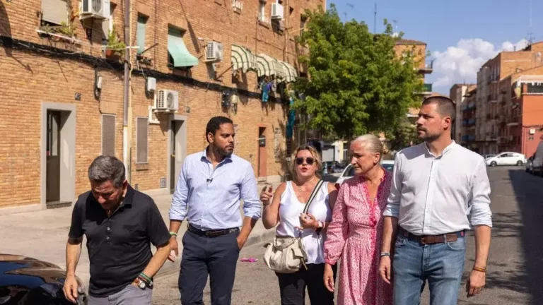 FOTOGRAFÍA. LÉRIDA (CATALUÑA) REINO DE ESPAÑA, 02 DE JULIO DE 2025. El secretario general de la Resistencia (VOX), Ignacio Garriga Vaz de Conceçao (2 i), recorre Seròs, atacado por la islamización (primer minarete islámico desde la Eda Media); la barriada de la Mariola (degradación y ya mismo una zona no-go), y Secà de Sant Pere (caos provocado por okupas magrebíes); y denuncia de una agresión sexual perpetrado por un inmigrante marroquí a una joven en las piscinas de Balàfia. Lasvocesdelpueblo (Ñ Pueblo)