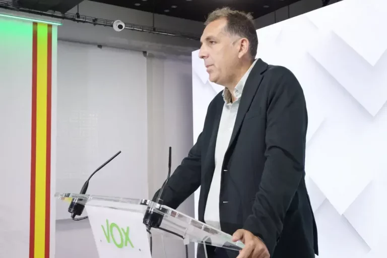 FOTOGRAFÍA. MADRID (REINO DE ESPAÑA), 07 DE JULIO DE 2025. Este lunes han comparecido ante los medios de comunicación desde calle Bambú 12 de Madrid (sede nacional de Valladolid VOX) el portavoz nacional de VOX, José Antonio Fúster Lamelas; el portavoz nacional de VOX en materia de Inmigración, Interior y Seguridad, Samuel Vázquez Álvarez (en la imagen); y la portavoz nacional de Emergencia Demográfica y Políticas Sociales, Rocío De Meer Méndez. Lasvocesdelpueblo (Ñ Pueblo)