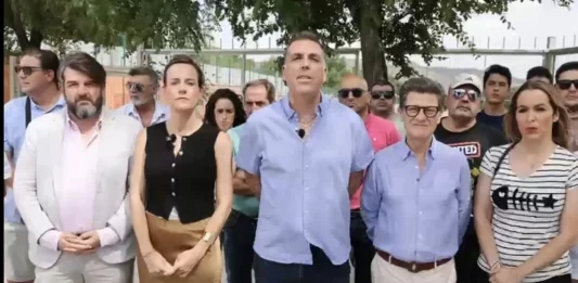 FOTOGRAFÍA. ALCALÁ DE HENARES (MADRID) REINO DE ESPAÑA, 30 DE JUNIO DE 2025. La portavoz de VOX en la Asamblea de Madrid y portavoz nacional de Agenda España, Isabel La Buena (Isabel Pérez Moñino-Aranda) y el portavoz nacional de Seguridad e Interior de VOX, Samuel Vázquez Álvarez (3 i); visitaron el centro de inmigrantes ilegales de Alcalá de Henares (Comunidad de Madrid) tras registrarse recientemente una violación sexual a una joven de 21 años en la zona. Lasvocesdelpueblo (Ñ Pueblo)