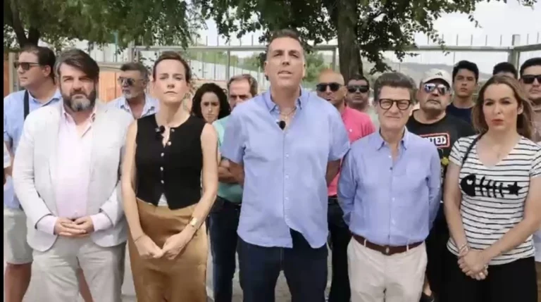 FOTOGRAFÍA. ALCALÁ DE HENARES (MADRID) REINO DE ESPAÑA, 30 DE JUNIO DE 2025. La portavoz de VOX en la Asamblea de Madrid y portavoz nacional de Agenda España, Isabel La Buena (Isabel Pérez Moñino-Aranda) y el portavoz nacional de Seguridad e Interior de VOX, Samuel Vázquez Álvarez (3 i); visitaron el centro de inmigrantes ilegales de Alcalá de Henares (Comunidad de Madrid) tras registrarse recientemente una violación sexual a una joven de 21 años en la zona. Lasvocesdelpueblo (Ñ Pueblo)