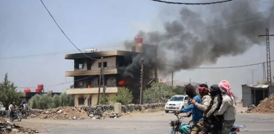 FOTOGRAFÍA. SWEIDA (SIRIA), 19 DE JULIO DE 2025. A pesar del anuncio de un alto el fuego por parte del presidente interino islamista de Siria, Ahmed al-Sharaa, continúan los enfrentamientos en la ciudad de Sweida, en el sur de Siria. Grupos tribales árabes, entre ellos combatientes beduinos aliados al gobierno, mantienen ataques contra milicias drusas locales y civiles de esa comunidad, mayoritaria en la ciudad. Afp