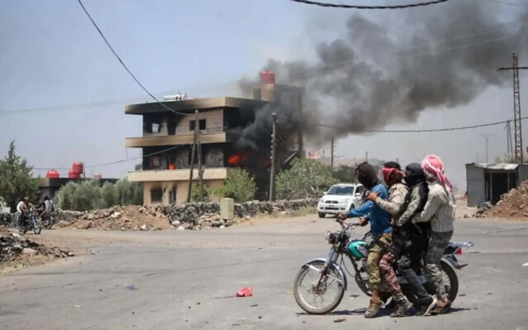 FOTOGRAFÍA. SWEIDA (SIRIA), 19 DE JULIO DE 2025. A pesar del anuncio de un alto el fuego por parte del presidente interino islamista de Siria, Ahmed al-Sharaa, continúan los enfrentamientos en la ciudad de Sweida, en el sur de Siria. Grupos tribales árabes, entre ellos combatientes beduinos aliados al gobierno, mantienen ataques contra milicias drusas locales y civiles de esa comunidad, mayoritaria en la ciudad. Afp