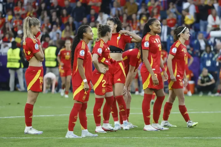 FOTOGRAFÍA. BRASILEA (SUIZA), 27 DE JULIO DE 2025. Las jugadoras de la selección española tras caer en la tanda de penaltis en la final de la Eurocopa Femenina 2025 que han disputado este domingo España e Inglaterra en el St. Jakob Park de Basilea (Suiza). Efe