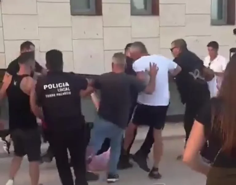 FOTOGRAFÍA. TORRE-PACGECO (REGIÓN DE MURCIA) REINO DE ESPAÑA, 10 DE JULIO DE 2025. Los vecinos de Torre-Pacheco se levantan a defender el honor del anciano español don Domingo, que los inmigrantes magrebíes le propinaron una brutal paliza el miércoles. El anciano español don Domingo ha sobrevivido de una paliza brutal propinada por parte de sus verdugos inmigrantes magrebíes, concretamente "marroquíes", en las inmediaciones del cementerio municipio y ciudad española de la Comunidad Autónoma de Murcia, Torre-Pacheco, a las 5:45 horas de la mañana de este miércoles 9 de julio de 2025 y aunque tardará meses para recuperar el color de sus ojos aún llenos de sangre coagulada, puede seguir viviendo para contar su calvario en manos de los "Bienvenidos" de las políticas de "Fronteras Abiertas" del partido Popular (PP) y Partido Socialista (PSOE) con la gran estafa de que inmigrantes ilegales "vienen a pagar la pensión" a don Domingo. Pues, así como ha quedado la víctima, lo que no dice el PP y PSOE es que los inmigrantes islamistas "vienen a" matar a don Domingo y al resto de la gente anciana de nuestro país. Lasvocesdelpueblo (Ñ Pueblo)