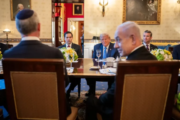 FOTOGRAFÍA. WASHINTON (ESTADOS UNIDOS DE AMÉRICA, EEUU), 08 DE JULIO DE 2025. El presidente de United States of America (USA), Donald John Trump, se reúne con su homólogo primer ministro del Estado de Israel, Benjamín Netanyahu, en la Casa Blanca (Washington). En el encuentro están presentes también el Secretario del Estado, Marco Antonio Rubio (Marco Rubio); el Secretario de Defensa de EEUU, Peter Brian Hegseth; el Enviado Especial de los Estados Unidos de América al Medio Oriente, Steven Charles Witkoff (Steve Witkoff), entre otros. El primer ministro israel viajó a Washington junto a su mujer Sara Ben-Artzi (Sara Netanyahu o Sara Ben-Artzi Netanyahu). Lasvocesdelpueblo (Ñ Pueblo)