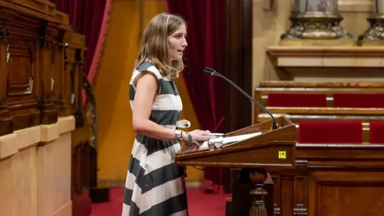 FOTOGRAFÍA. BARCELONA (CATALUÑA) REINO DE ESPAÑA, 24 DE JULIO DE 2025. La portavoz nacional de juventud de VOX y diputada por Barcelona al Parlamento de Cataluña, Júlia Calvet Puig, este jueves durante un Pleno de la cámara catalana. Lasvocesdelpueblo (Ñ Pueblo)