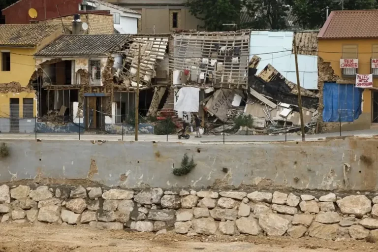 FOTOGRAFÍA. PICANYA (VALENCIA), 04 de julio de 2025. Detalle de una vista general de las casas junto al barranco del Poyo. tras la Depresión Aislada en Niveles Altos (DANA) o (gota fría) del 29 de octubre de 2024 en la Comunidad Valenciana, precisamente en la provincia de Valencia. Efe