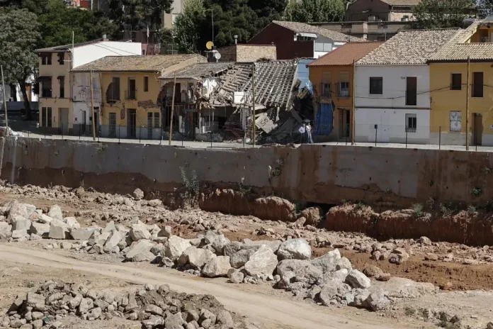 FOTOGRAFÍA. PICANYA (VALENCIA), 04 de julio de 2025. Detalle de una vista general de las casas junto al barranco del Poyo. tras la Depresión Aislada en Niveles Altos (DANA) o (gota fría) del 29 de octubre de 2024 en la Comunidad Valenciana, precisamente en la provincia de Valencia. Efe
