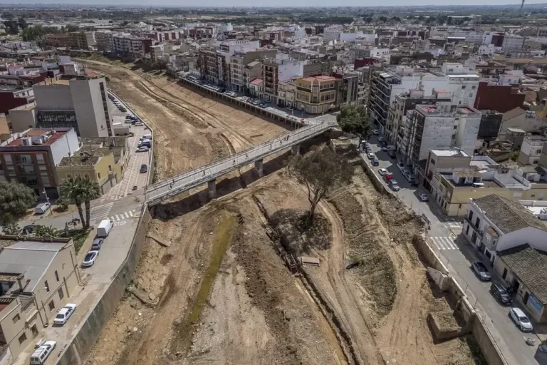 FOTOGRAFÍA. PICANYA (VALENCIA), 04 de julio de 2025. Detalle de una vista general del nuevo puente de la CV-33 sobre el barranco del Poyo que ha sido abierto al tráfico tras la Depresión Aislada en Niveles Altos (DANA) o (gota fría) del 29 de octubre de 2024 en la Comunidad Valenciana, precisamente en la provincia de Valencia. Efe