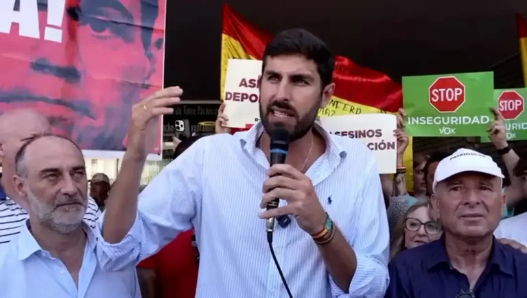 FOTOGRAFÍA. TORRE-PACHECO (REGIÓN DE MURCIA) REINO DE ESPAÑA, 12 DE JULIO DE 2025. El portavoz del Grupo Parlamentario de VOX en la Asamblea de Murcia y exvicepresidente del Gobierno autonómico en coalición entre VOX y Partido Popular, José Ángel Antelo Paredes, ha participado este sábado en Torre Pacheco en el acto "Defiéndete de la inseguridad" junto al equipo provincial del partido, donde ha lanzado un mensaje firme contra la inmigración ilegal y la inseguridad que generan las políticas del bipartidismo Partido Popular (PP) y Partido Socialista (PSOE). Lasvocesdelpueblo (Ñ Pueblo)