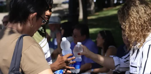 FOTOGRAFÍA. MADRID (COMUNIDAD DE MADRID) REINO DE ESPAÑA, 04 DE JULIO DE 2025. Varias personas beben agua para protegerse del calor, este viernes en Madrid. Efe