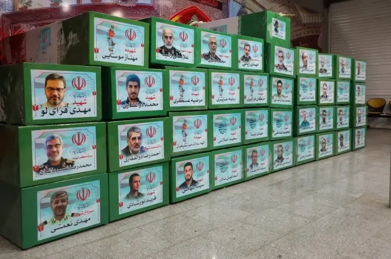 FOTOGRAFÍA. TEHERÁN (IRÁN), 28 DE JUNIO DE 2025. Jerusalén, a través de su Ministerio de Asuntos Exteriores (en árabe) exhibe los trofeos (ataúdes de los eliminados científicos del nuclear de Irán y generales del "Einsatzgruppen" del siglo XXI, grupo nazi islamofascista "Cuerpo de la Guardia Revolucionaria Islámica-Fuerza Quds (CGRI-QF)" de los Ayatolas ISIS en Irán, foto real del entierro oficial de los eliminados por Israel en La Guerra de los 12 Días con Irán.  "Ya no pueden reprimirte". "Ya no pueden amenazarnos", firman fuentes de Exteriores israelíes celebrando la histórica victoria contra la cabeza del pulpo antisemita islamofascista Ayatolas ISIS, que lidera el llamado "Líder Supremo" de la República Islámica de Irán, el comunista islamo-nazi Alí Hoseiní Jamenei. Ministerio de Exteriores de Israel/Lasvocesdelpueblo (Ñ Pueblo)