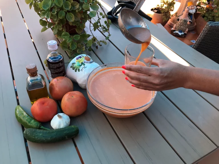 FOTOGRAFÍA. SEVILLA (ANADALUCÍA) REINO DE ESPAÑA, 19 DE JULIO DE 2025. Tomates, ajos, pimiento, pepino, aceite, vinagre y sal, ingredientes para elaborar el gazpacho ideal que se hace en casa, en diez minutos y con hortalizas de temporada, son algunos de los preceptos básicos que defiende la Academia del Gazpacho Andaluz (AGA), una entidad creada en Sevilla en 2017 que apuesta por difundir todas las propiedades de este plato típico de la cocina andaluza. Imagen de archivo. Efe