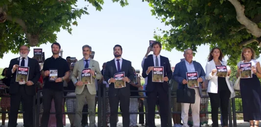 FOTOGRAFÍA. BARCELONA (CATALUÑA) REINO DE ESPAÑA, 17 DE JULIO DE 2025. VOX moviliza su poder municipal contra el Top Manta (comercial ilegal) en Cataluña. Barcelona, Tarragona, Salou, Cambrils, Hospitalet, Canovelles, Roses, Sitges, Calafell o Sant Adrià de Besòs son algunos de los municipios catalanes afectados por "la lacra del top manta", apuntaron los de Santiago Abascal Conde en una rueda de prensa este jueves en el Palacio del Parlamento de Cataluña. Lasvocesdelpueblo (Ñ Pueblo)