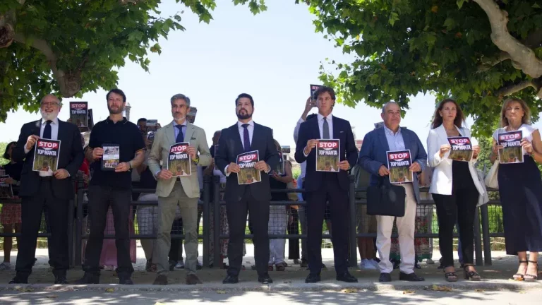 FOTOGRAFÍA. BARCELONA (CATALUÑA) REINO DE ESPAÑA, 17 DE JULIO DE 2025. VOX moviliza su poder municipal contra el Top Manta (comercial ilegal) en Cataluña. Barcelona, Tarragona, Salou, Cambrils, Hospitalet, Canovelles, Roses, Sitges, Calafell o Sant Adrià de Besòs son algunos de los municipios catalanes afectados por "la lacra del top manta", apuntaron los de Santiago Abascal Conde en una rueda de prensa este jueves en el Palacio del Parlamento de Cataluña. Lasvocesdelpueblo (Ñ Pueblo)