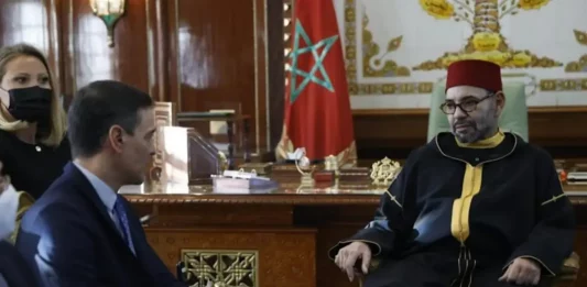 FOTOGRAFÍA. RABAT (MARRUECOS), 07 DE ABRILS DE 2022. El presidente del Gobierno español, Pedro Sánchez Pérez-Castejón (i), se reúne con el rey Mohamed VI de Marruecos (Ben Mohamed ben Yusef el Alaui) (d), en un encuentro que pretende simbolizar el cierre definitivo de la crisis diplomática entre sus dos países tras el aval de España a la propuesta de autonomía marroquí para el Sahara Occidental, este jueves en el Palacio Real de Rabat, Marruecos. Efe