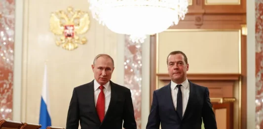 FOTOGRAFÍA. MOSCÚ (RUSIA), 28 DE JULIO DE 2025. El presidente de la Federación Rusa (Rusia), Vladimir Putin (i); y su antecesor y actual número dos del Consejo de Seguridad Nacional de Rusia, Dmitri Anatólievich Medvédev (Dmitri Medvédev), en una reunión en Moscú. Efe