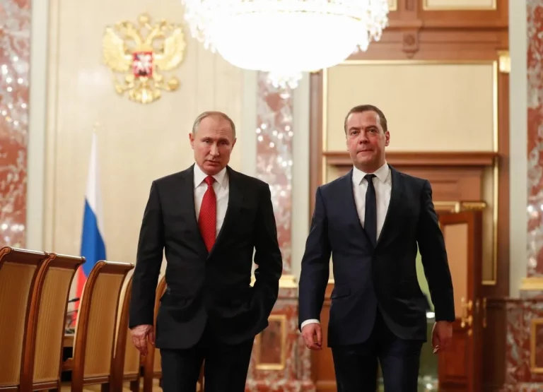 FOTOGRAFÍA. MOSCÚ (RUSIA), 28 DE JULIO DE 2025. El presidente de la Federación Rusa (Rusia), Vladimir Putin (i); y su antecesor y actual número dos del Consejo de Seguridad Nacional de Rusia, Dmitri Anatólievich Medvédev (Dmitri Medvédev), en una reunión en Moscú. Efe