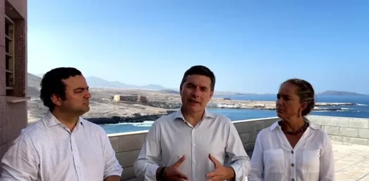 FOTOGRAFÍA. LAS PALMAS DE GRAN CANARAI (ISLAS CANARIAS) REINO DE ESPAÑA, 26 DE JULIO DE 2025. Durante un canutazo este sábado 26 de julio de 2025, los dirigentes canarios de VOX, Andrés Alberto Rodríguez Almeida (diputado nacional) (i); y Nicasio Jesús Galván Sasia (diputado regional) (c); ante las puertas del clausurado Centro de acogida de inmigrantes ilegales de Agüimes (Las Palmas), tras la investigación y detención a dos gestores de la ONG Quorum 77 -vinculada al PSOE-, han denunciando ese negocio migratorio del bipartidismo y sus socios migracionistas: "¿cuántas familias canarias querrían para cada uno" de sus hijos "4.350 euros mensuales" para su "manutención?", reflexionaron los de Santiago Abascal Conde. Lasvocesdelpueblo (Ñ Pueblo)