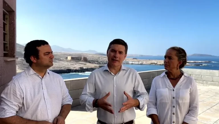 FOTOGRAFÍA. LAS PALMAS DE GRAN CANARAI (ISLAS CANARIAS) REINO DE ESPAÑA, 26 DE JULIO DE 2025. Durante un canutazo este sábado 26 de julio de 2025, los dirigentes canarios de VOX, Andrés Alberto Rodríguez Almeida (diputado nacional) (i); y Nicasio Jesús Galván Sasia (diputado regional) (c); ante las puertas del clausurado Centro de acogida de inmigrantes ilegales de Agüimes (Las Palmas), tras la investigación y detención a dos gestores de la ONG Quorum 77 -vinculada al PSOE-, han denunciando ese negocio migratorio del bipartidismo y sus socios migracionistas: "¿cuántas familias canarias querrían para cada uno" de sus hijos "4.350 euros mensuales" para su "manutención?", reflexionaron los de Santiago Abascal Conde. Lasvocesdelpueblo (Ñ Pueblo)