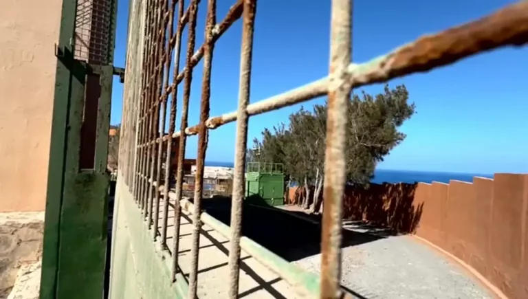 FOTOGRAFÍA. LAS PALMAS DE GRAN CANARAI (ISLAS CANARIAS) REINO DE ESPAÑA, 26 DE JULIO DE 2025. Durante un canutazo este sábado 26 de julio de 2025, los dirigentes canarios de VOX, Andrés Alberto Rodríguez Almeida (diputado nacional); y Nicasio Jesús Galván Sasia (diputado regional); ante las puertas del clausurado Centro de acogida de inmigrantes ilegales de Agüimes (Las Palmas) -en la imagen-, tras la investigación y detención a dos gestores de la ONG Quorum 77 -vinculada al PSOE-, han denunciando ese negocio migratorio del bipartidismo y sus socios migracionistas: "¿cuántas familias canarias querrían para cada uno" de sus hijos "4.350 euros mensuales" para su "manutención?", reflexionaron los de Santiago Abascal Conde. Lasvocesdelpueblo (Ñ Pueblo)