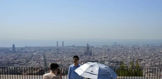 FOTOGRAFÍA. BARCELONA (REINO DE ESPAÑA), 01 DE JULIO DE 2025. Detalle de unos turistas en Barcelona. En plena ola de calor en España, coincidiendo hoy -1 de julio- con la operación salida de vacaciones de verano para muchos, la jornada será sofocante, con 43 grados en puntos de Andalucía (sur) y más de 40 grados en amplias zonas del país, tras una noche en la que en algunas localidades se llegó a los 33.6 grados centígrados. Efe