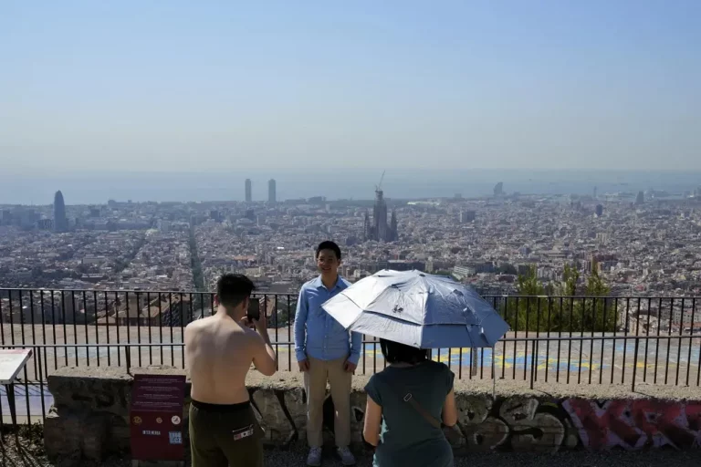 FOTOGRAFÍA. BARCELONA (REINO DE ESPAÑA), 01 DE JULIO DE 2025. Detalle de unos turistas en Barcelona. En plena ola de calor en España, coincidiendo hoy -1 de julio- con la operación salida de vacaciones de verano para muchos, la jornada será sofocante, con 43 grados en puntos de Andalucía (sur) y más de 40 grados en amplias zonas del país, tras una noche en la que en algunas localidades se llegó a los 33.6 grados centígrados. Efe