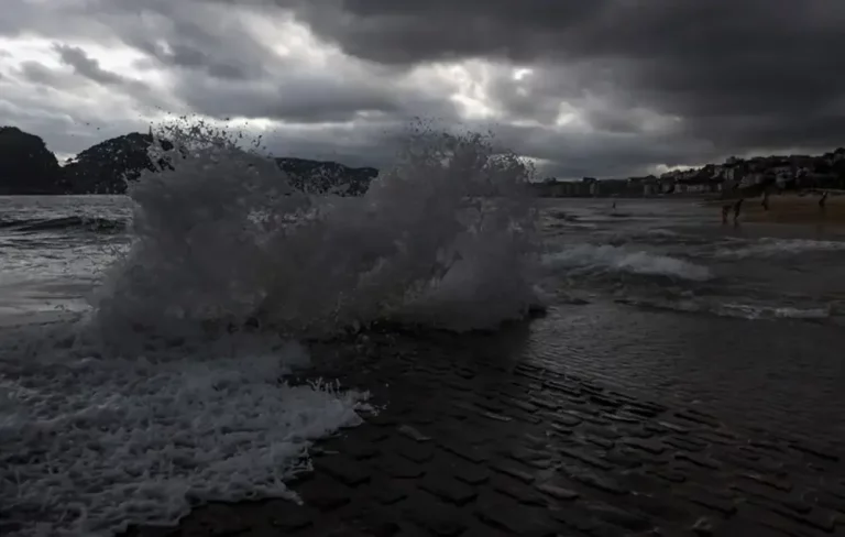 FOTOGRAFÍA. SAN SEBASTIÁN (LAS VASCONGADAS) REINO DE ESPAÑA, 19 D EJULIO DE 2025. Vista de la playa de Ondarreta de San Sebastián. Efe
