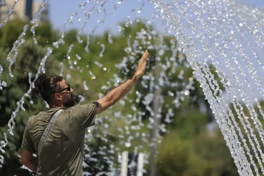 FOTOGRAFÍA. VALENCIA (COMUNIDAD VALENCIANA) REINO DE ESPAÑA, Un hombre se refresca en una fuente este sábado en Valencia, Reino de España. Efe