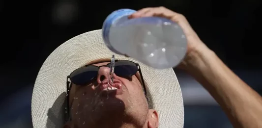 FOTOGRAFÍA. REINO DE ESPAÑA, 25 DE JULIO DE 2025. Un hombre se refresca con agua de una botella. Efe
