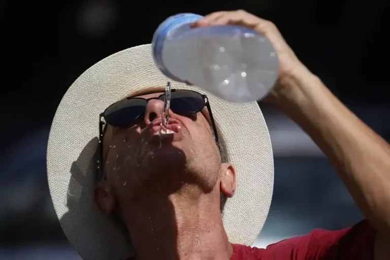 FOTOGRAFÍA. REINO DE ESPAÑA, 25 DE JULIO DE 2025. Un hombre se refresca con agua de una botella. Efe