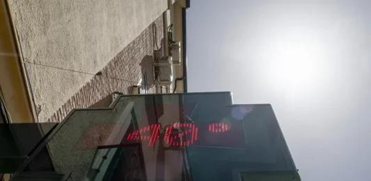 FOTOGRAFÍA. REINO DE ESPAÑA, 25 DE JULIO DE 2025. Detalle de un termómetro de una farmacia que marca 40 grados. Efe