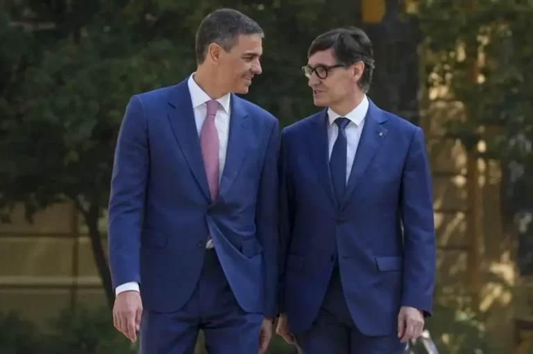 FOTOGRAFÍA. BARCELONA (CATALUÑA) REINO DE ESPAÑA, 06 DE JUNIO DE 2025. El presidente del Gobierno de España y líder del PSOE/PSC, Pedro Sánchez Pérez-Castejón (i); conversa con el presidente del govern de la Generalitat de Catalunya y líder del PSOE/PSC en Cataluña, Salvador Illa Roca (d); durante la XXVIII Conferencia de Presidentes que se celebró en Barcelona. Efe