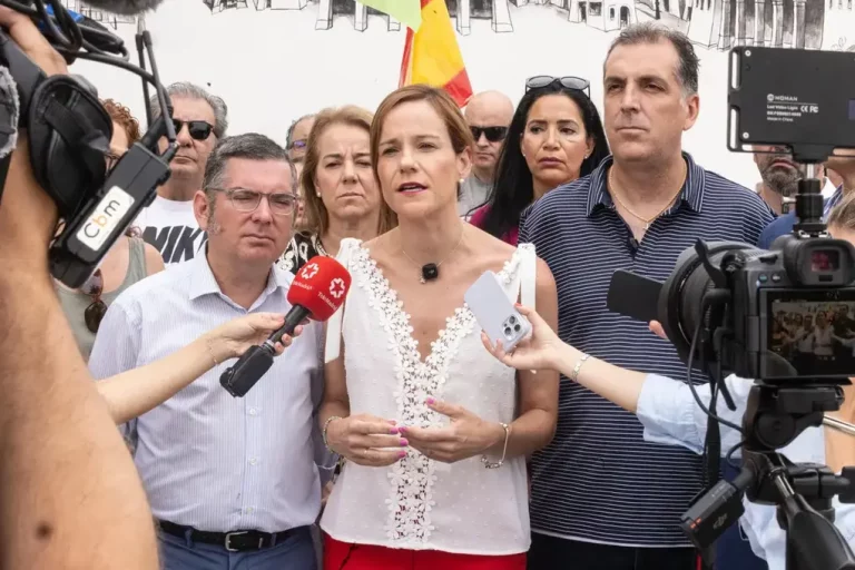 FOTOGRAFÍA. PARLA (COMUNIDAD DE MADRID) REINO DE ESPAÑA, 23 DE JULIO DE 2025. La portavoz de VOX en la Asamblea de Madrid y portavoz nacional de Agenda España de VOX, Isabel La Buena (Isabel Pérez Moñino-Aranda); y el portavoz nacional de Vox en Inmigración, Seguridad e Interior, Samuel Vázquez Álvarez; han arropado este jueves a los vecinos de Parla, atacados por la inmigración masiva y descontrolada. Lasvocesdelpueblo (Ñ Pueblo)
