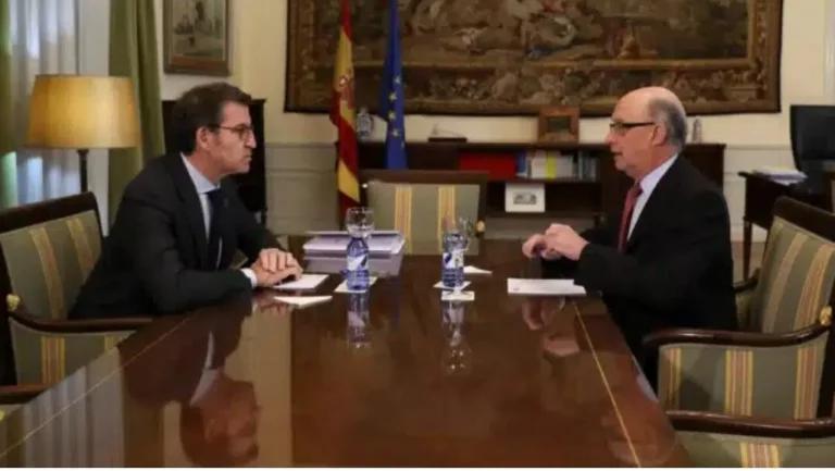 FOTOGRAFÍA. MADRID (REINO DE ESPAÑA), FECHA NO CONCRETADA/FECHA RELACIONADA CON CORRUPCIÓN DEL PARTIDO POPULAR (PP) Y GOBIERNO DE MAYORÍA ABSOLUTA DEL PP DE MARIANO RAJOY BREY, 16 DE JULIO DE 2025. El actual presidente del PP, Alberto Núñez Feijóo (i), se reúne con el exministro de Hacienda del Gobierno de España, Cristóbal Ricardo Montoro Romero (Cristóbal Montoro) (d). Un juez de Tarragona investiga al exministro de Hacienda, Cristóbal Ricardo Montoro Romero (Cristóbal Montoro), por supuestamente aprovechar su cargo para crear una «red de influencias» que impulsó modificaciones legislativas para favorecer a empresas gasistas a cambio de «importantes pagos» a la mercantil Equipo Económico (EE), de la que fue socio fundador y presidente. Efe