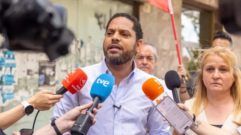 FOTOGRAFÍA. SABADELL (BARCELONA) REINO DE ESPAÑA, 08 DE JULIO DE 2025. El secretario general de VOX, Ignacio Garriga Vaz de Conceçao, junto a la portavoz del grupo municipal de VOX en el ayuntamiento de Sabadell, Nuria Alejandra Acacio Montesinos (Nuria Acacio), ha denunciado que "hay políticos que han permitido que las calles de Cataluña estén llenas de multirreincidentes", durante su visita a Sabadell, la capital de la Comarca del Valles Occidental (Barcelona), para mostrar su apoyo a los vecinos tras los altercados protagonizados por okupas inmigrantes magrebíes. Lasvocesdelpueblo (Ñ Pueblo)