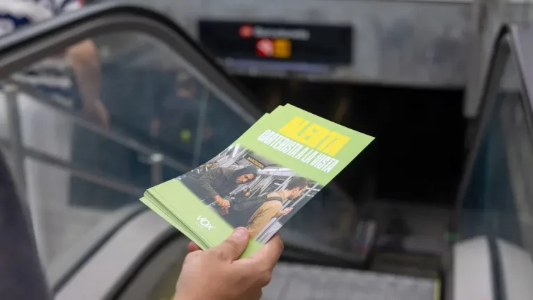 FOTOGRAFÍA. BARCELONA (CATALUÑA) REINO DE ESPAÑA, 09 DE JULIO DE 2025. VOX ha puesto en marcha una campaña anti-carterista y los hurtos en la ciudad de Barcelona. Se trata de una iniciativa que se extenderá a toda Cataluña y que tiene como objetivo denunciar el incremento de este tipo de delitos durante los meses de verano en las grandes ciudades y el transporte público. Lasvocesdelpueblo (Ñ Pueblo)