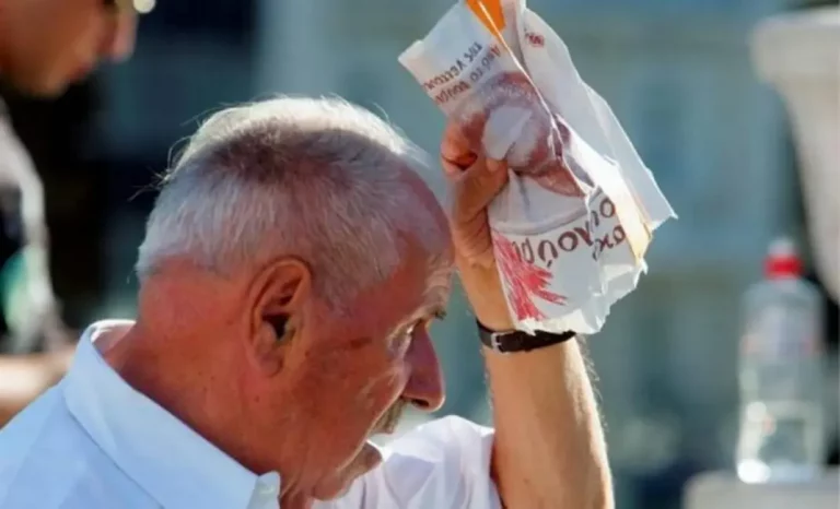 FOTOGRAFÍA. BARCELONA (ESPAÑA), 14. DE MAYO DE 2017. En la imagen, una anciano español en Verano. Los ancianos de Barcelona han hecho este miércoles, 14 de junio de 2017, un "llamamiento a la ciudadanía" para que los barceloneses estén más atentos a sus vecinos mayores y no les olviden durante el verano, que les expone a pasar las olas de calor muchas veces en soledad. Efe.
