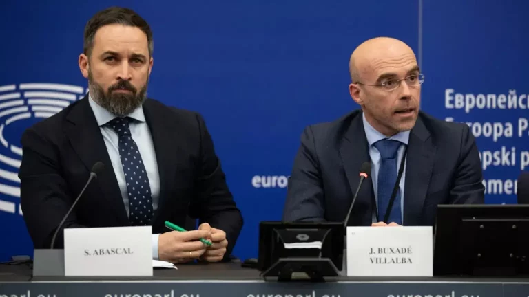 FOTOGRAFÍA. BRUSELAS (BÉLGICA), AÑO 2024. El jefe de la Delegación de VOX en Bruselas y coordinador Nacional Jurídico de VOX, Jorge Buxadé Villalba (d); junto al líder de Patriots of Europe y presidente de la Resistencia (VOX), Santiago Abascal Conde (i); ofrecen una rueda de prensa en el Palacio del Parlamento Europeo. Lasvocesdelpueblo (Ñ Pueblo)