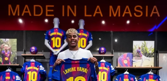 FOTOGRAFÍA. BARCELONA (CATALUÑA) REINO DE ESPAÑA, 16 DE JULIO DE 2025. El delantero del Barcelona Lamine Yamal, ha asegurado este miércoles, tras firmar su renovación hasta 2031 y heredar oficialmente el dorsal '10', que fuera del fútbol disfruta de su vida como quiere. "Al final, yo trabajo para el Barça y juego para el Barça pero, cuando estoy fuera de la Ciudad Deportiva, disfruto de mi vida, y ya está" ha afirmado. Efe