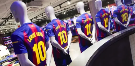 FOTOGRAFÍA. BARCELONA (CATALUÑA) REINO DE ESPAÑA, 16 DE JULIO DE 2025. El Barcelona ha anunciado este miércoles que el delantero Lamine Yamal, que el 13 de julio cumplió 18 años y en mayo renovó hasta 2031, lucirá el dorsal '10' a partir del próximo curso, un movimiento que ratifica al joven talento catalán como la estrella del equipo y lo incluye en una selecta lista de la que forman parte otros ídolos como Leo Messi, Romario o Ronaldinho. Efe